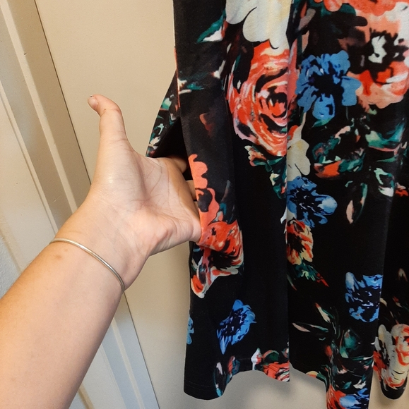 Black floral, short sleeved dress. - Picture 4 of 4